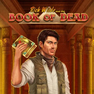 Braunhaariger Abenteurer h&auml;lt ein aufgeschlagenes Buch vor &auml;gyptischen S&auml;ulen &ndash; Book of Dead im Kingmaker Casino
